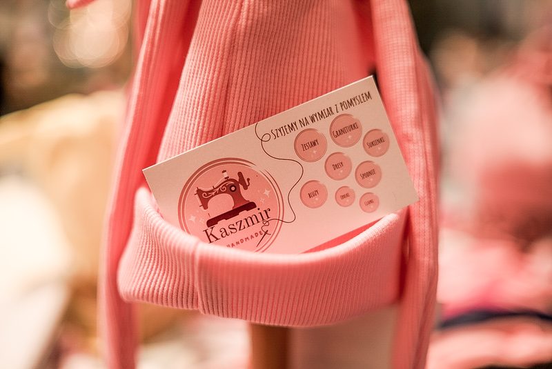 Różowe, ręcznie szyte ubranko z firmową kartą oferty Kaszmir Handmade
