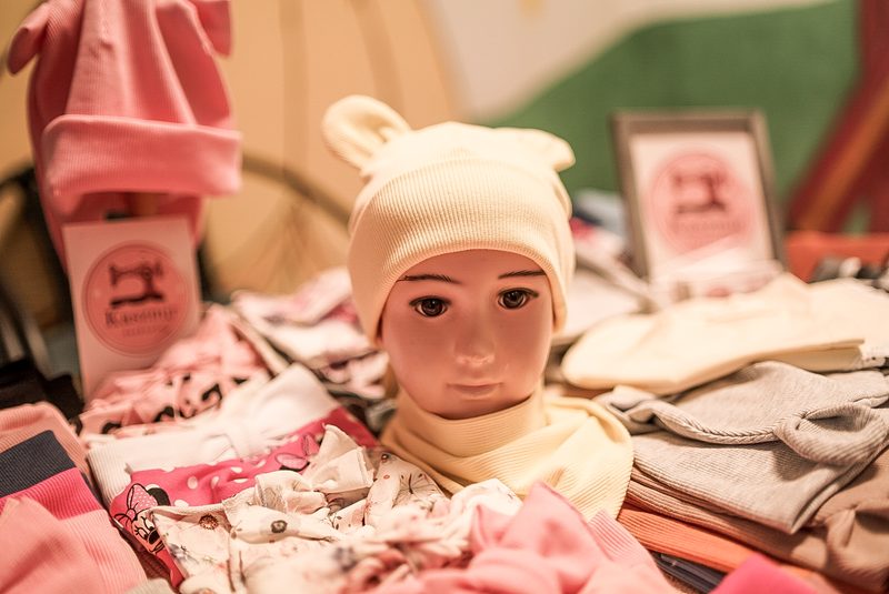 Kremowa czapeczka niemowlęca z uszkami i firmową metką Kaszmir